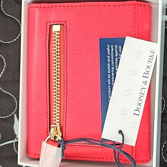 Dooney and Bourke NWT red Saffiano leather wallet - Picture 3 of 7